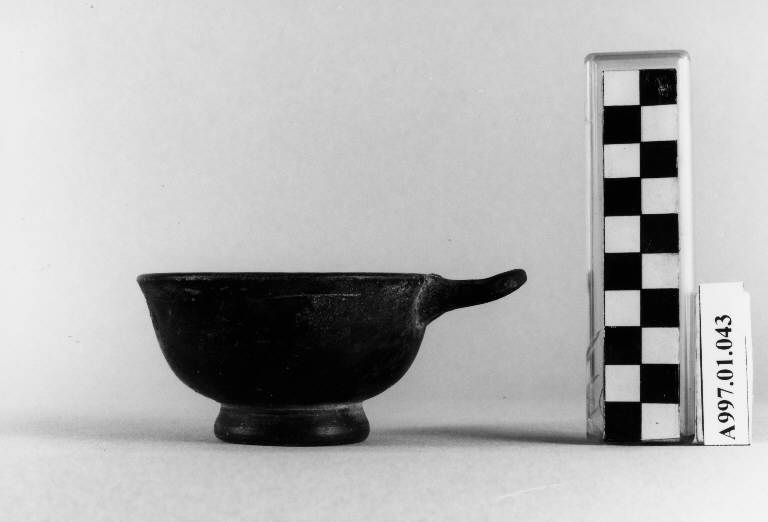 coppetta monoansata, Morel 6231 - ambito apulo (seconda metà sec. IV a.C)