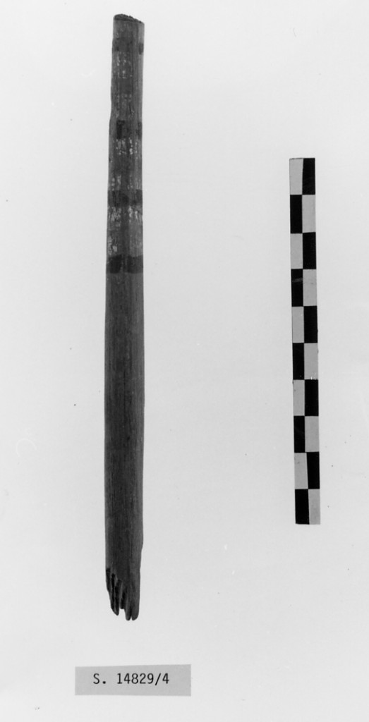 Tracce di decoro policromo a fasce orizzontali parallele(rosso-bianco-nero) (Colonnina di supporto per baldacchino di barca) (Medio Regno)