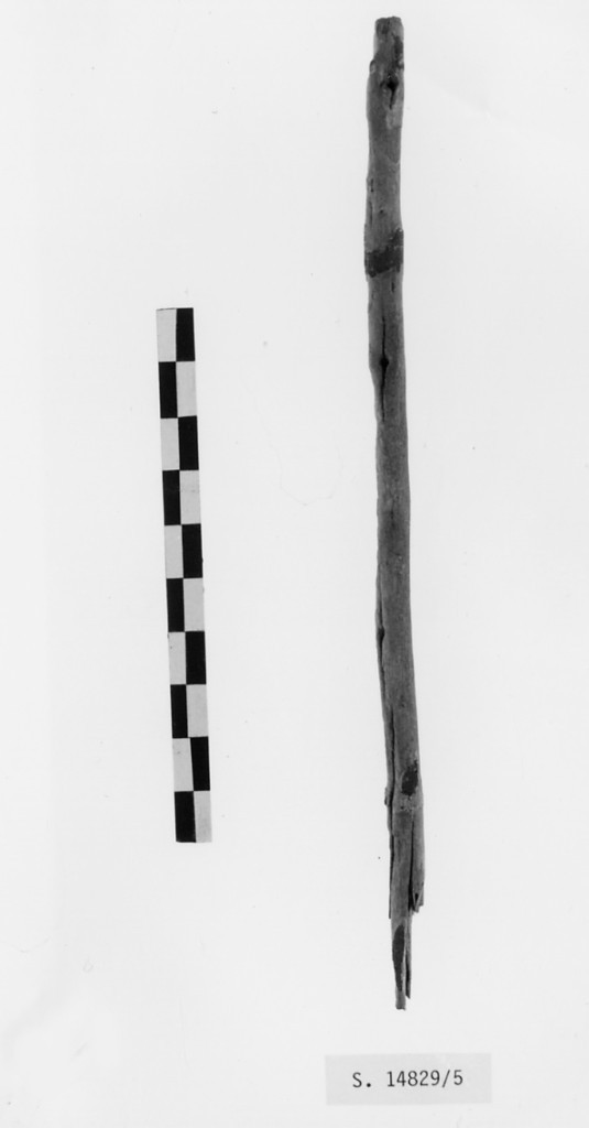 Tracce di decoro policromo a fasce orizzontali parallele (bianco-nero) (Colonnina di supporto per baldacchino di barca) (Medio Regno)