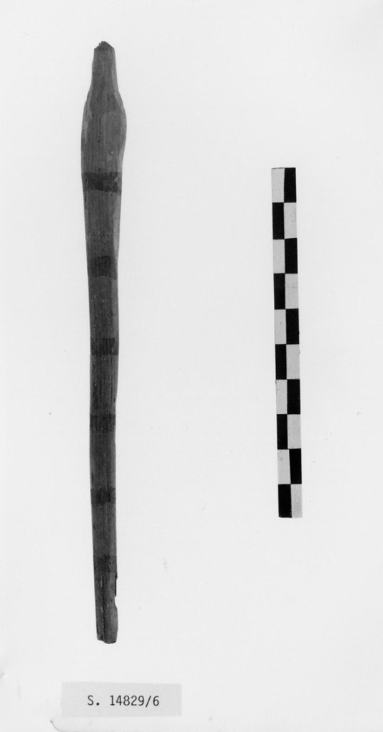 Tracce di decoro policromo a fasce orizzontali parallele (bianco-nero) (Colonnina di supporto per baldacchino di barca) (Medio Regno)