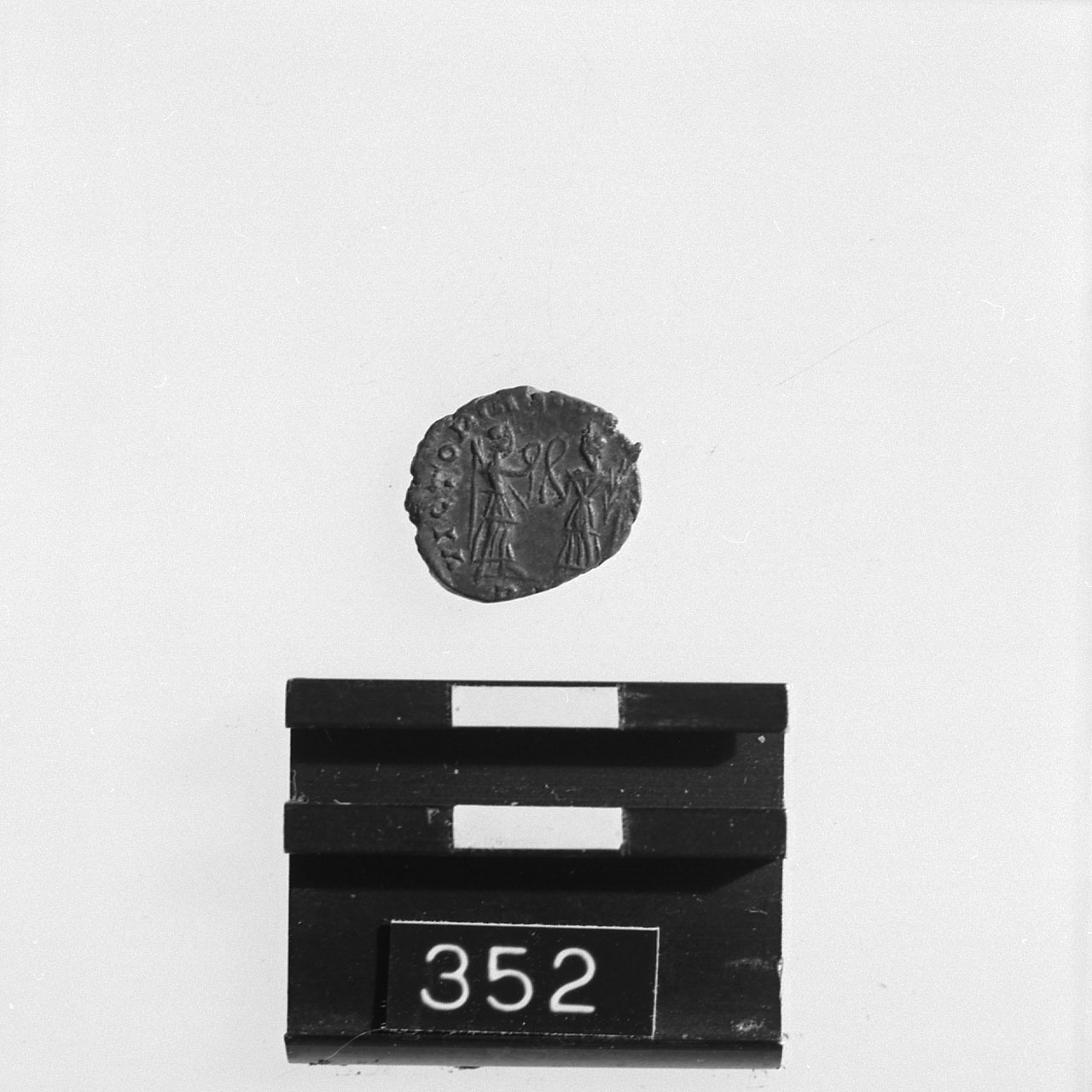 AE III, KENT RIC VIII, p.180,208 (Sec.IV d.C)