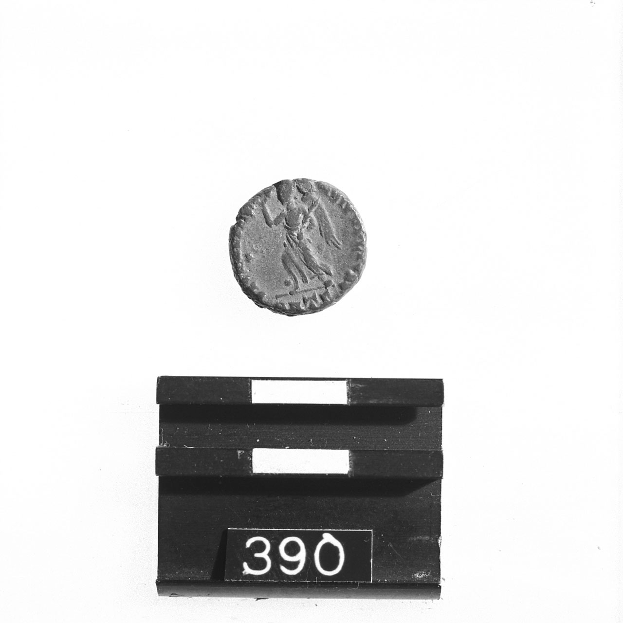 AE III, PEARCE RIC IX, p.275,281 (Sec.IV d.C)