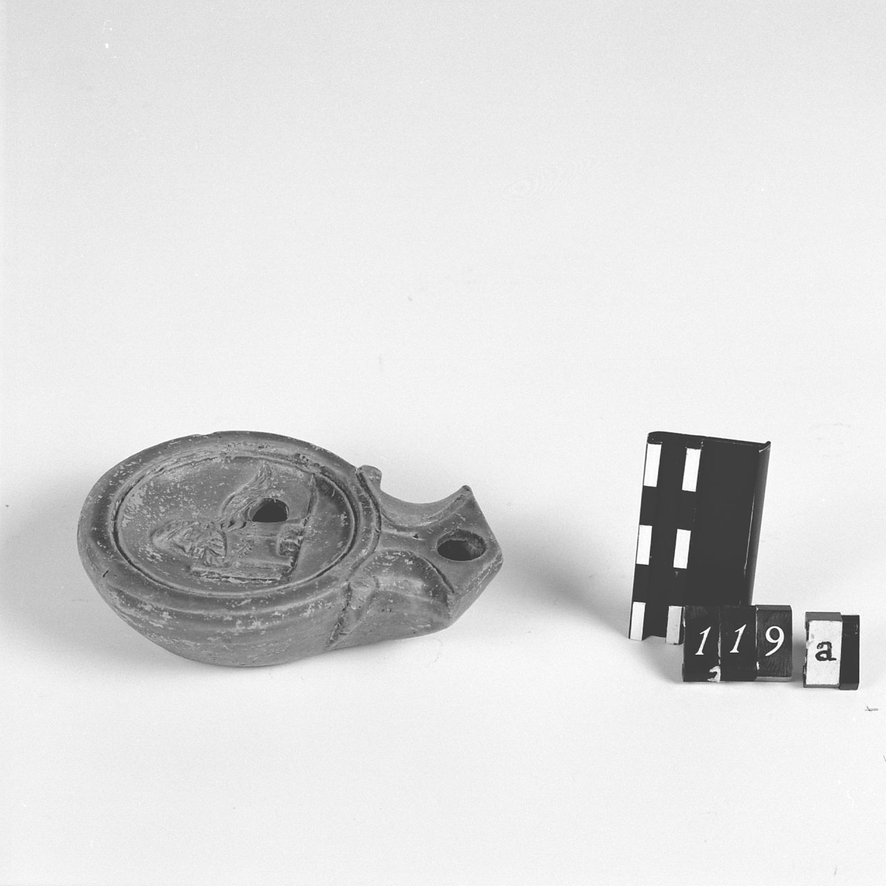 Lucerna a volute e a becco triangolare, Loeschcke Ib (Prima metà Sec. I d.C)