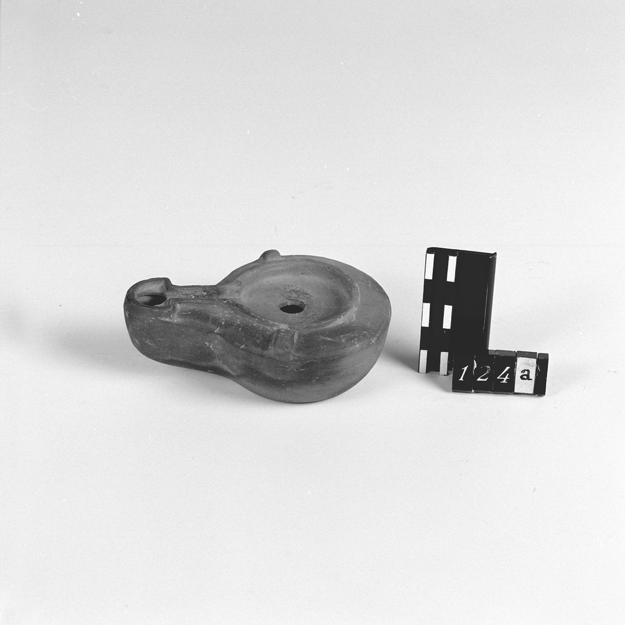 Lucerna a canale, Buchi tipo X (Sec. I d.C)