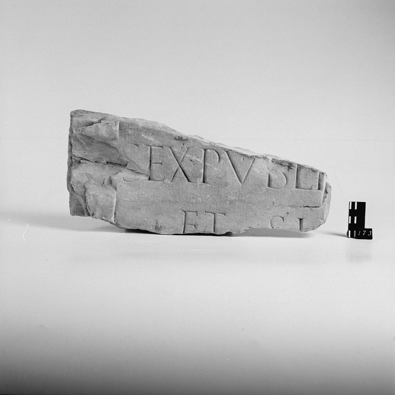 Stele funeraria/frammento (Età romana)