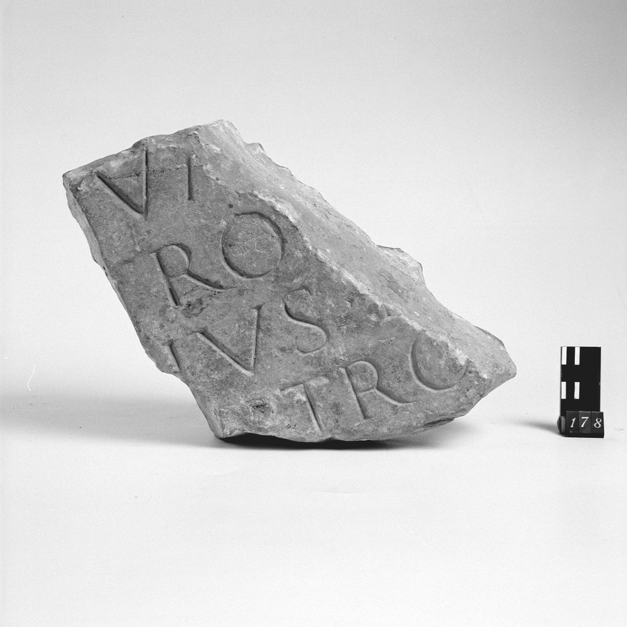 Stele/frammento (Età romana)