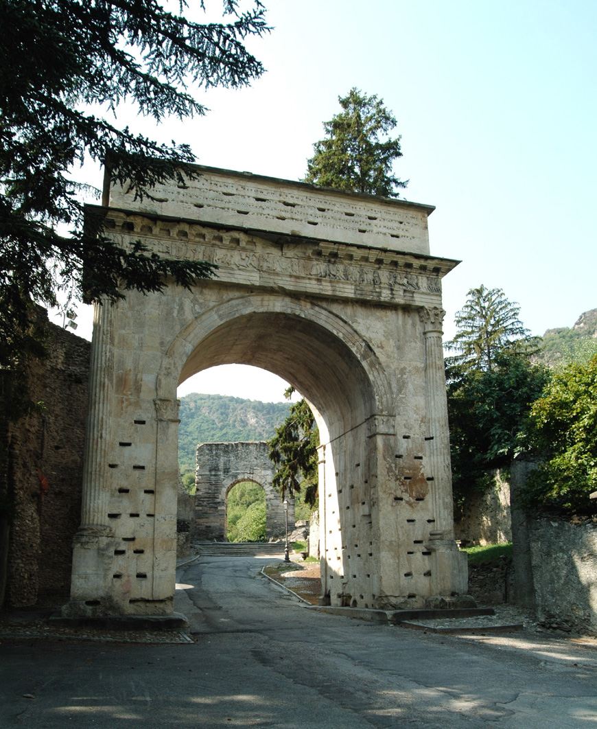 ARCO ONORARIO DI AUGUSTO (arco, monumento) - Susa (TO)  (inizio Eta' romana imperiale)