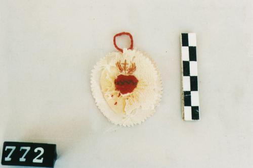 cuore fiammante con corona di spine e croce apicale (scapolare, scapolari, oggetti devozionali) - artigianato popolare (sec. XX prima metà, da 1900 a 1949)