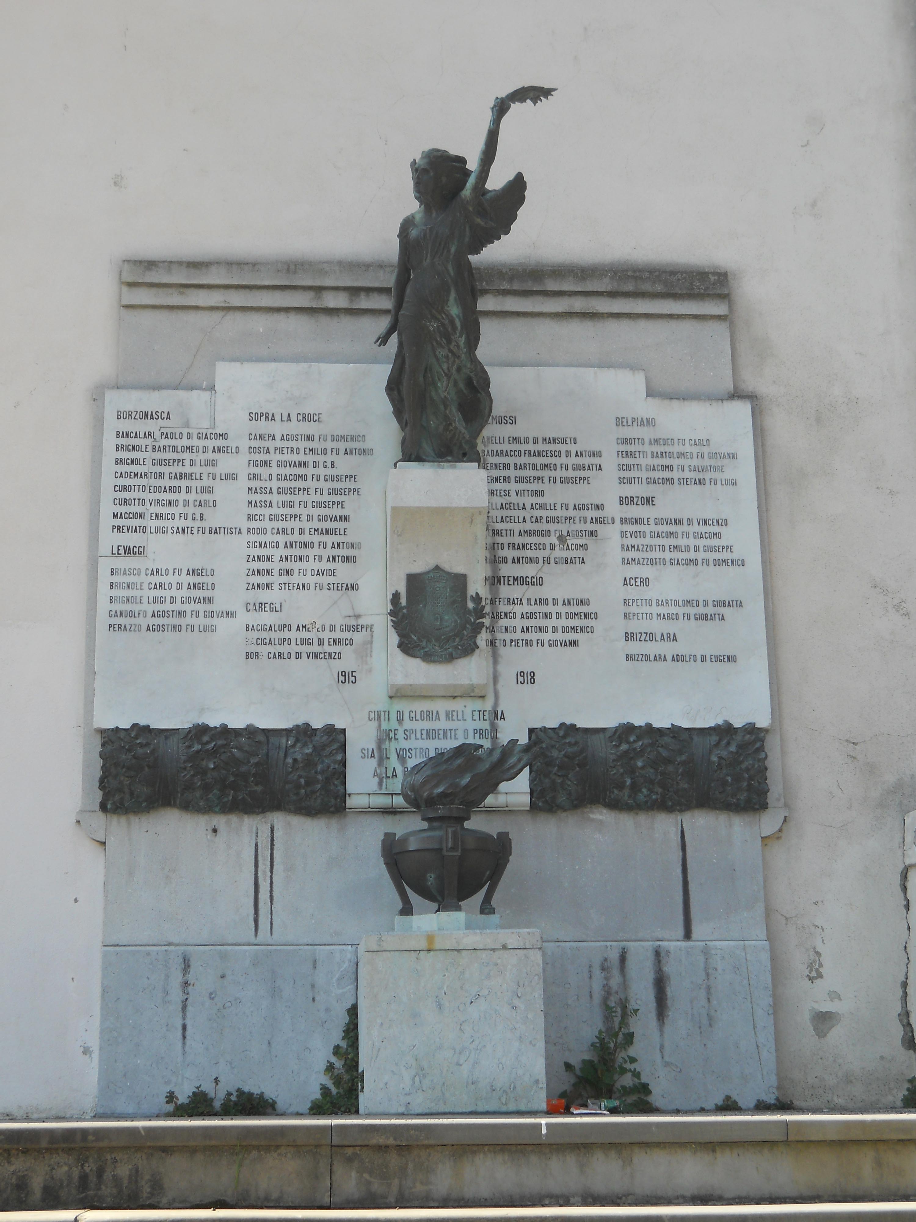 allegoria della Vittoria come donna vestita all'antica (monumento ai caduti - a lapide) di Ersanilli Roberto (prima metà XX)