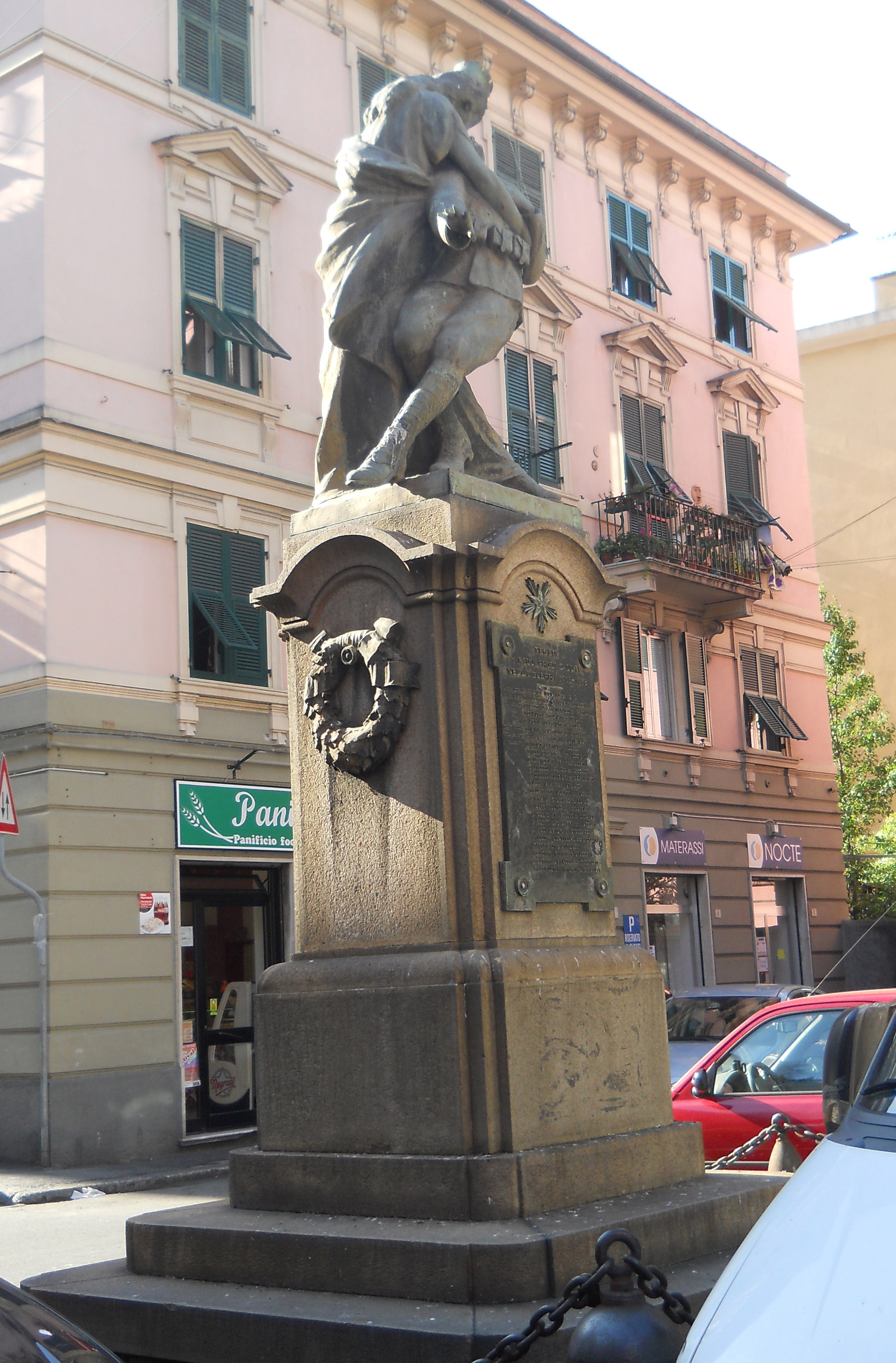allegoria della Patria che sorregge un soldato morente (monumento ai caduti) di Burlando Emanuele (primo quarto XX)