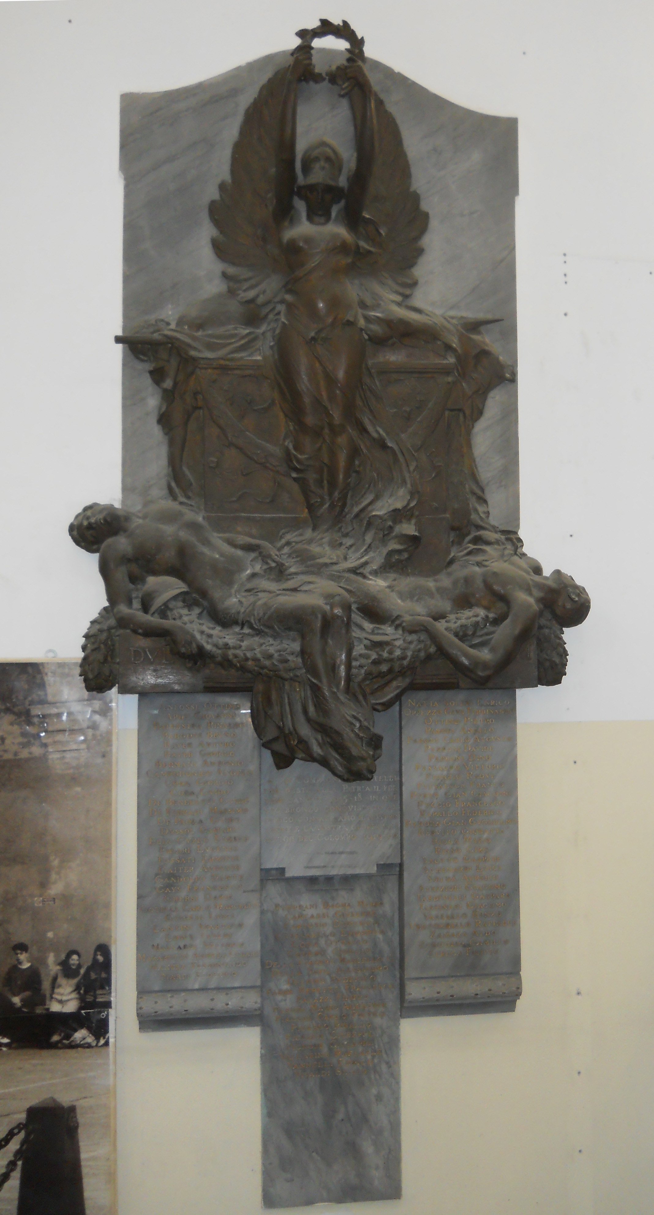 allegoria della Vittoria che incorona due soldati morenti (monumento ai caduti - a lapide) di Orengo Luigi (primo quarto XX)