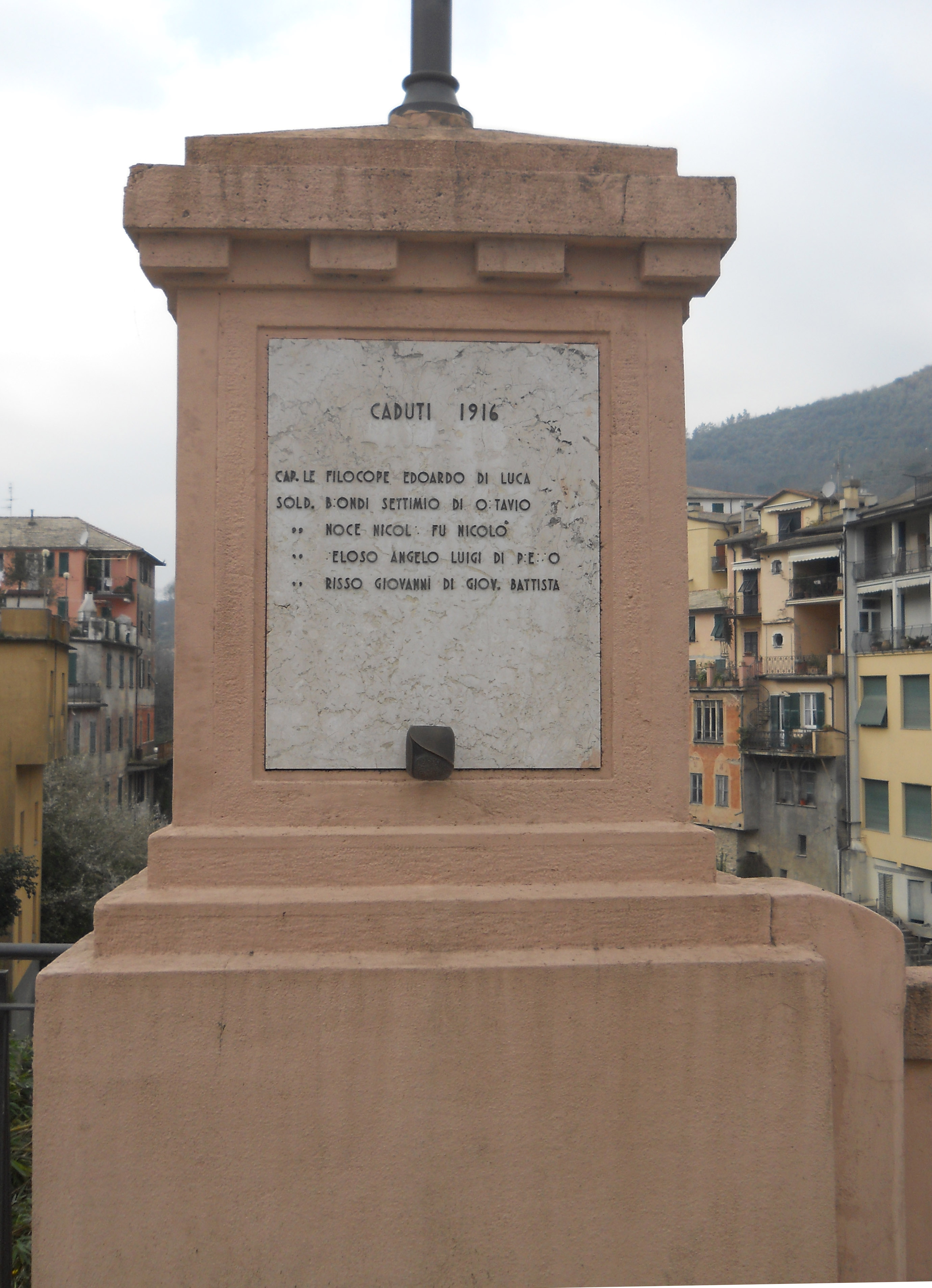 Ponte della Vittoria, elmetto, spada e ghirlanda di alloro (monumento ai caduti) - ambito ligure (prima metà XX)