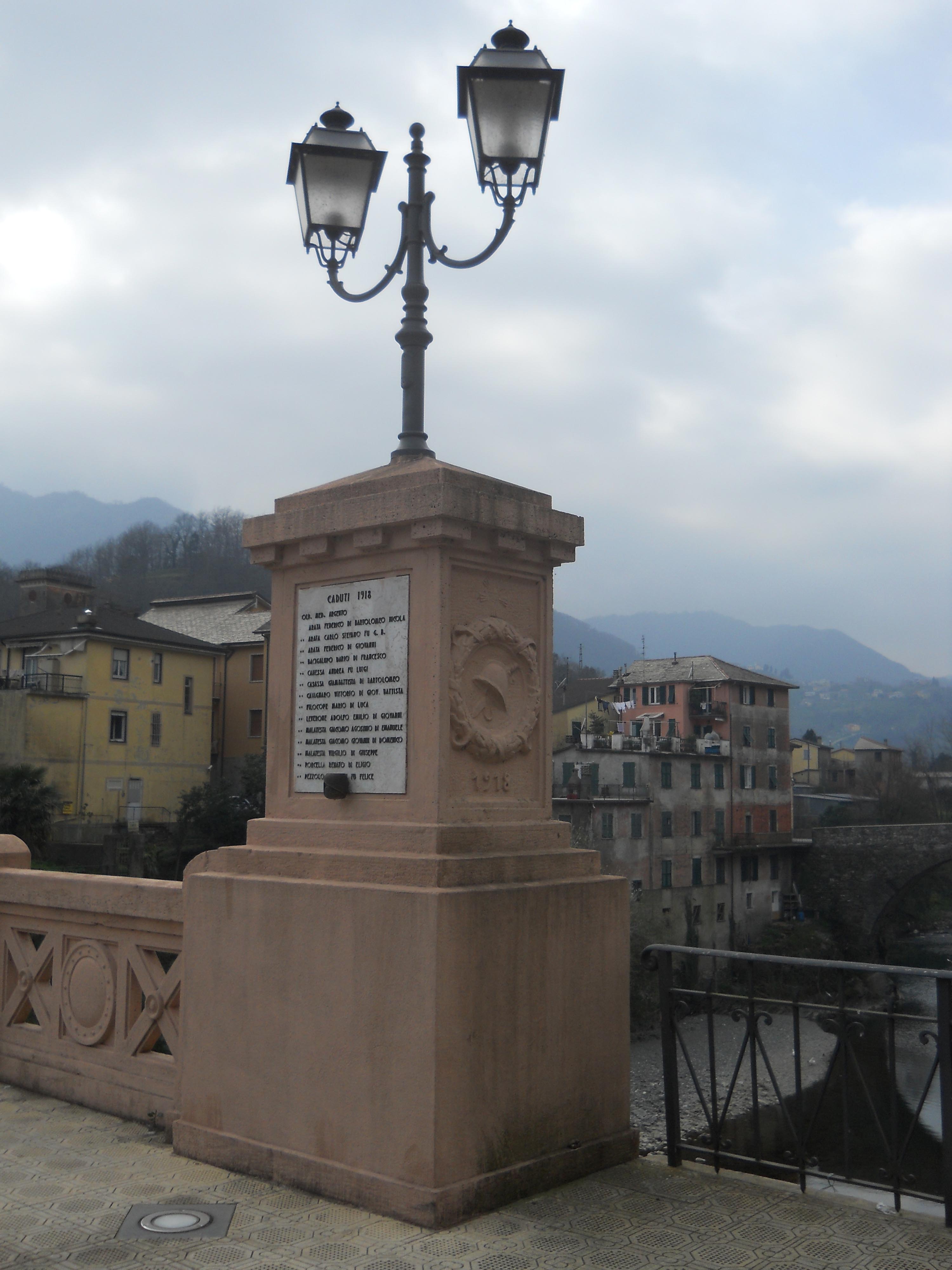 Ponte della Vittoria, elmetto, spada e ghirlanda di alloro (monumento ai caduti) - ambito ligure (prima metà XX)