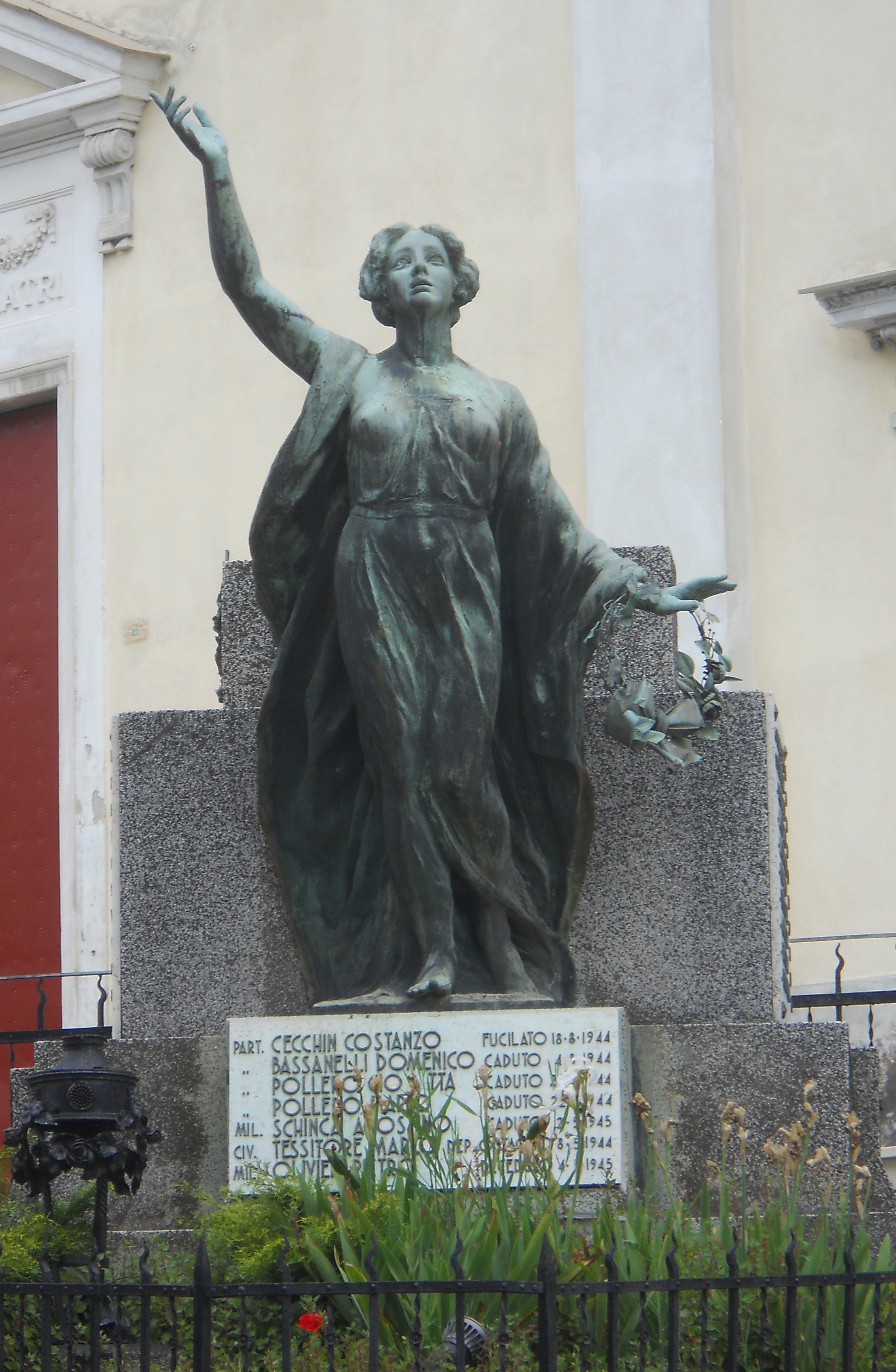 allegoria della Patria (monumento ai caduti) di Capurro Pietro (prima metà XX)
