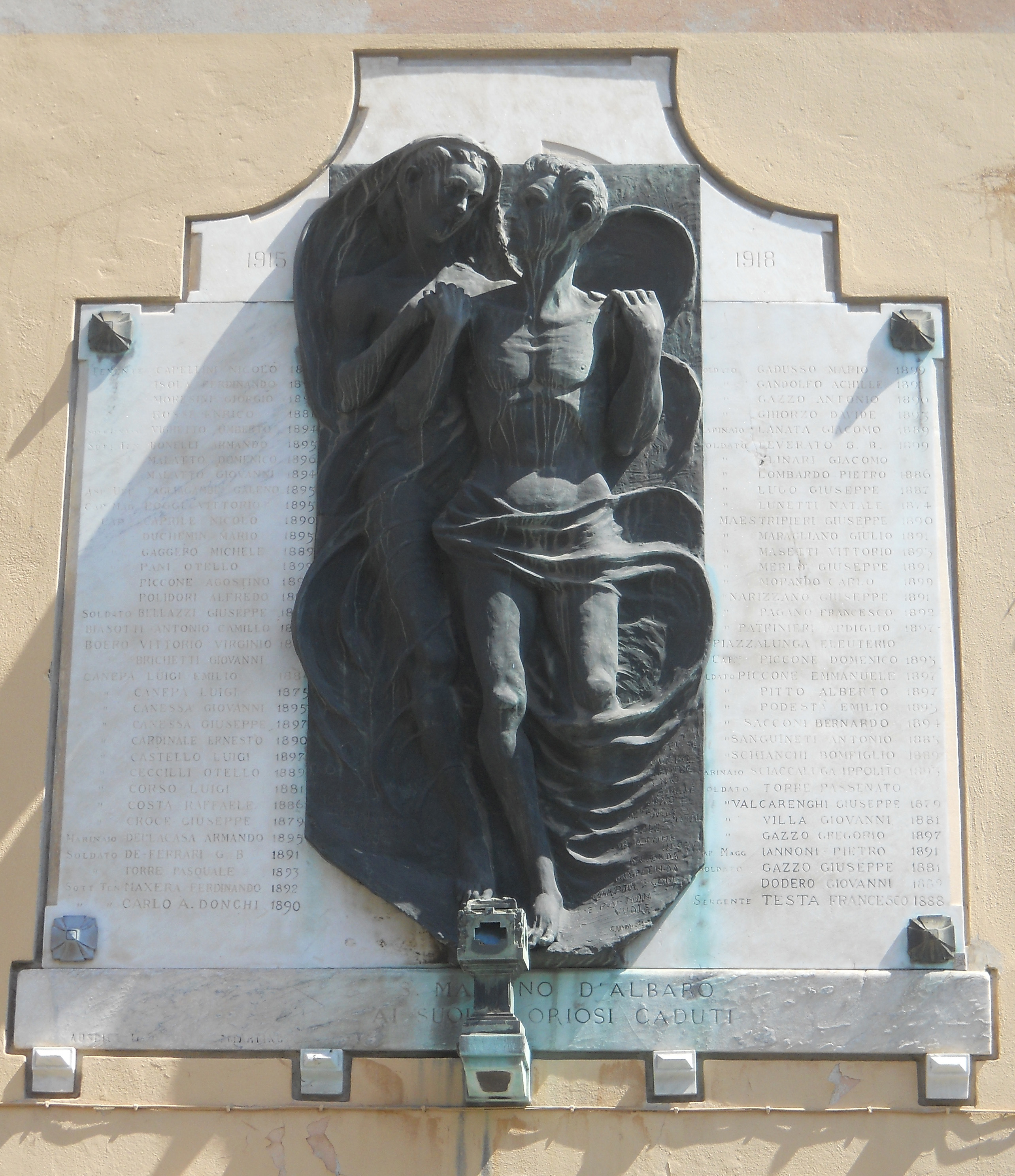 allegoria del sacrificio del soldato per la Patria (monumento ai caduti - a lapide) di Minaglia Oreste Silvio (inizio/ metà XX)