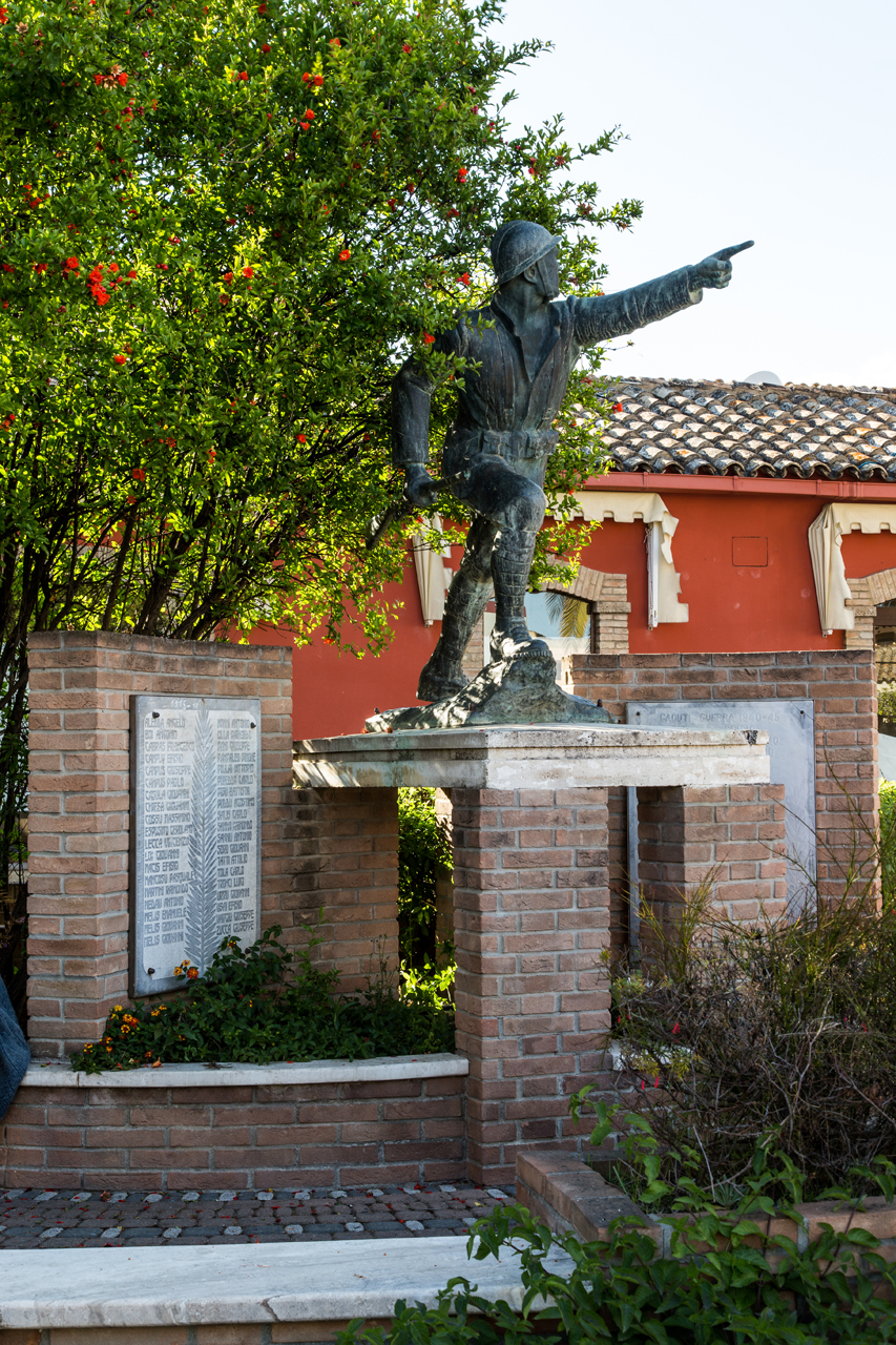 figura di soldato in combattimento (monumento ai caduti - ad emiciclo) - ambito sardo (fine sec. XX)