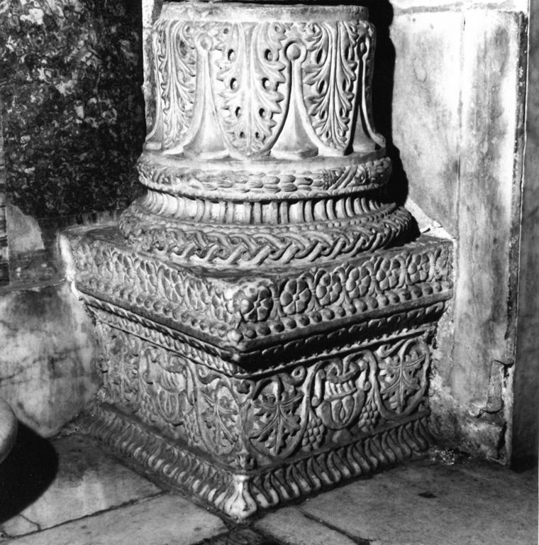 base di colonna - ambito romano (sec. VI, sec. IX)