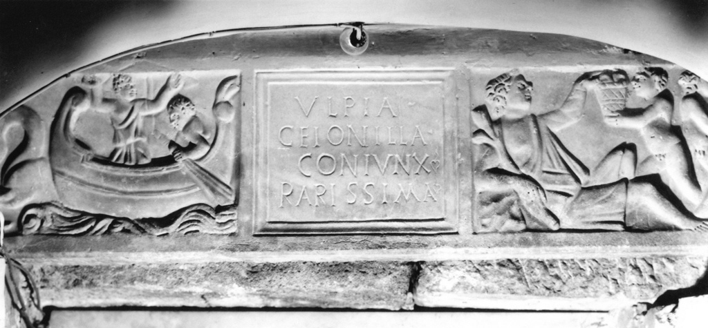 Giona gettato in mare e inghiottito dalla balena; Geni e amorini con canestri di frutta (rilievo, frammento) - bottega romana (secc. III/ IV)