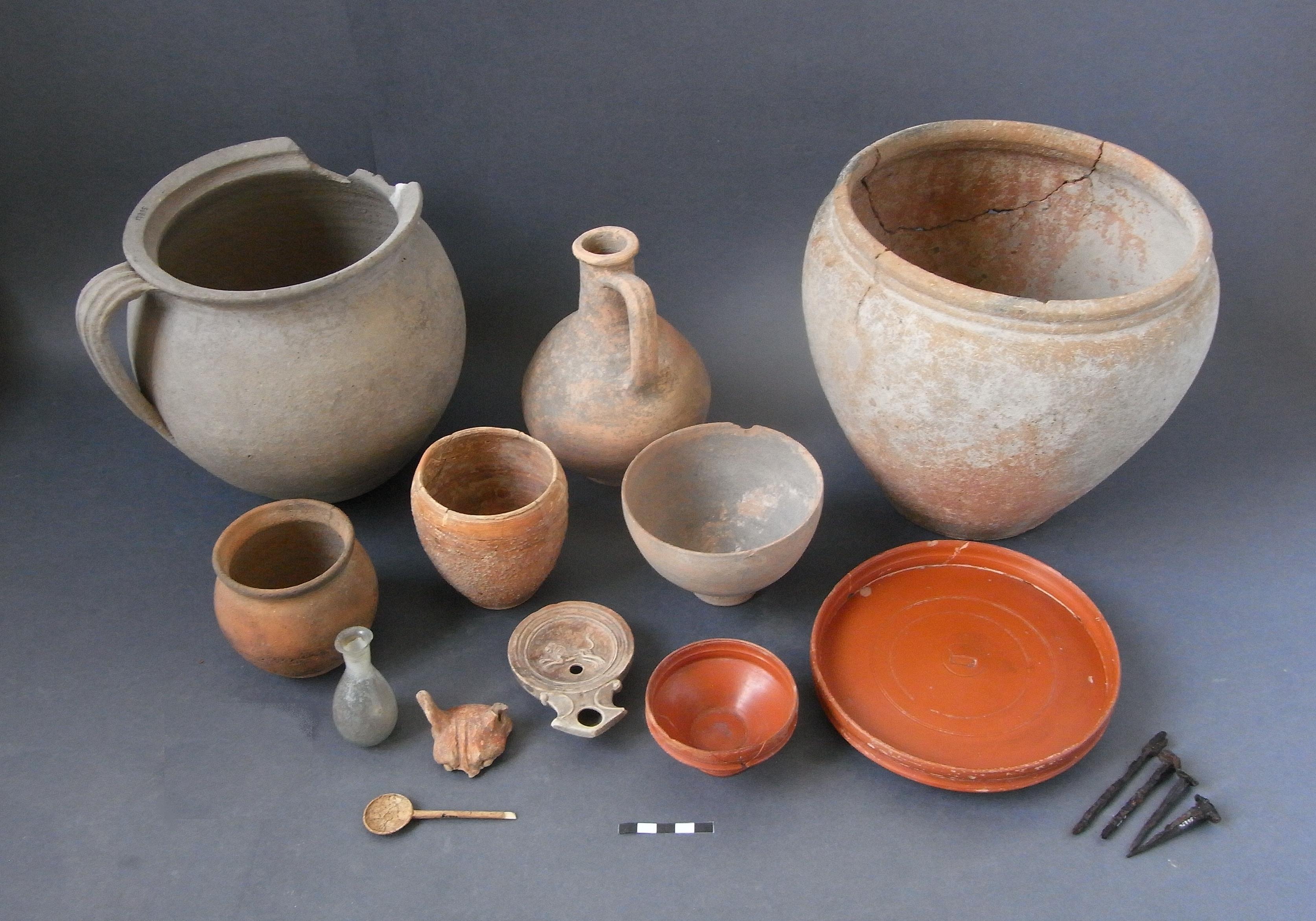 Necropoli di Albintimilium, tomba 105 (tomba a incinerazione in pozzetto con urna, area ad uso funerario) - Ventimiglia (IM)  (metà Età romana imperiale)