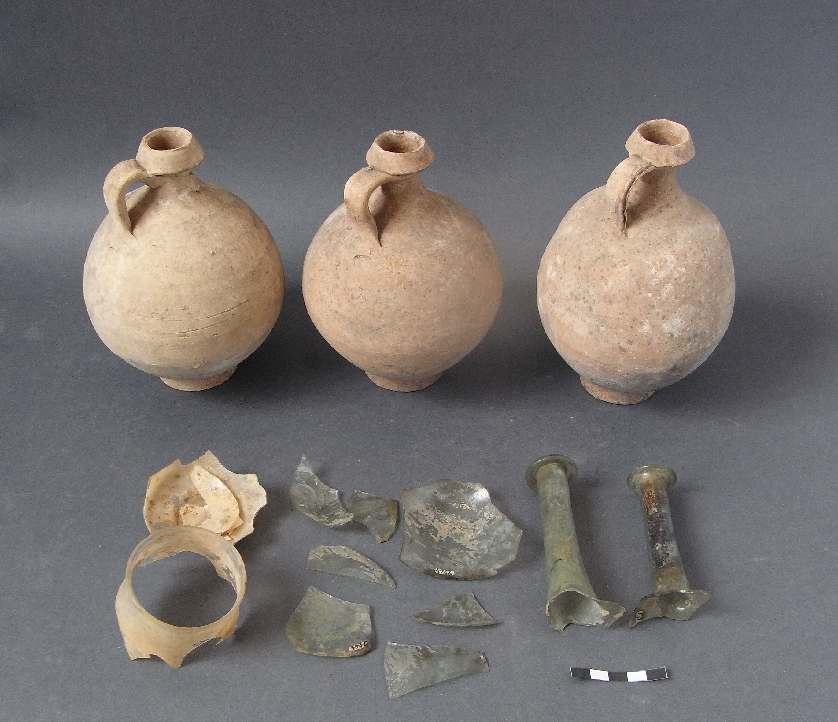 Necropoli di Albintimilium, tomba 137 (tomba a incinerazione / a cupa, area ad uso funerario) - Ventimiglia (IM)  (metà/ metà Età romana imperiale)