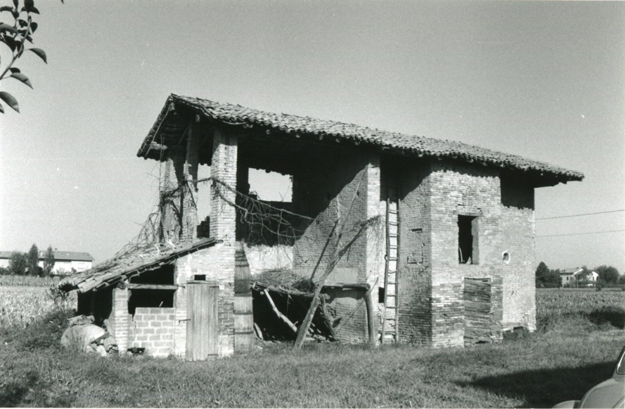 C. Via Casa Bruciata (casella-magazzino) - Cento (FE) 