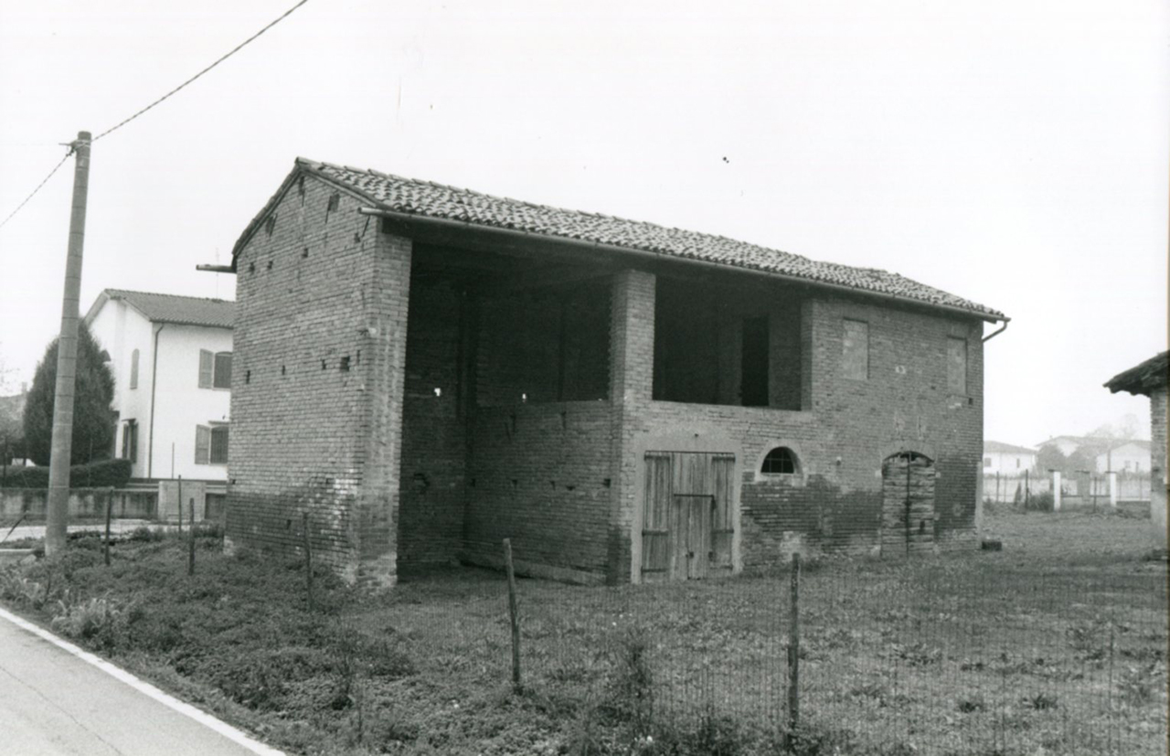 C. Il Convento (casella-stalla-fienile) - Cento (FE) 