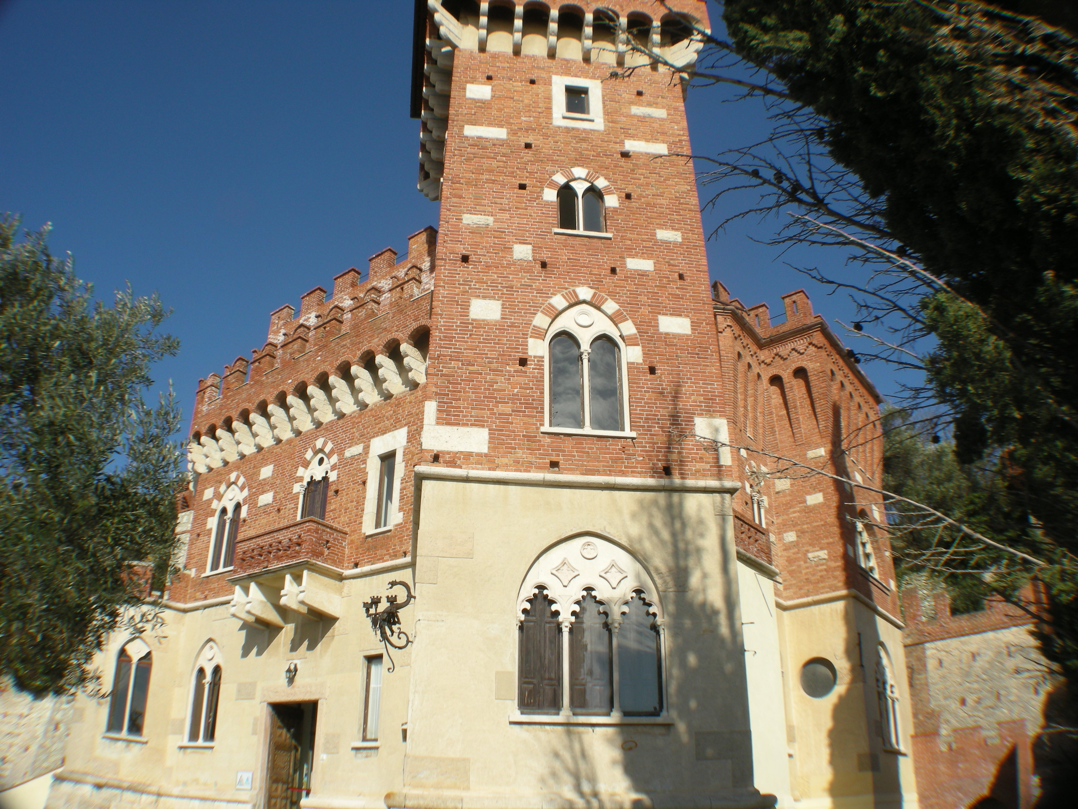 Ostello per la Gioventù già Castello Vuillermin con giardino e pertinenze (villa) - Finale Ligure (SV) 