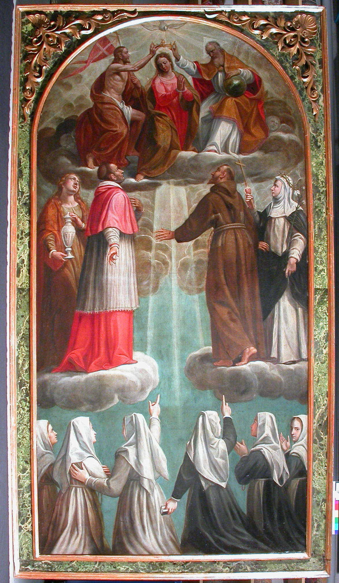 Madonna Incoronata della Ss. Trinità con I santi Maria Maddalena, Carlo Borromeo, Francesco d'Assisi, Caterina da Siena e sei consorelle (della Confraternita), Madonna con Padre Eterno e Cristo, santi, consorelle (dipinto, opera isolata) di Cavagna Gian Paolo (attribuito) - ambito bergamasco (secondo quarto sec. XVII)