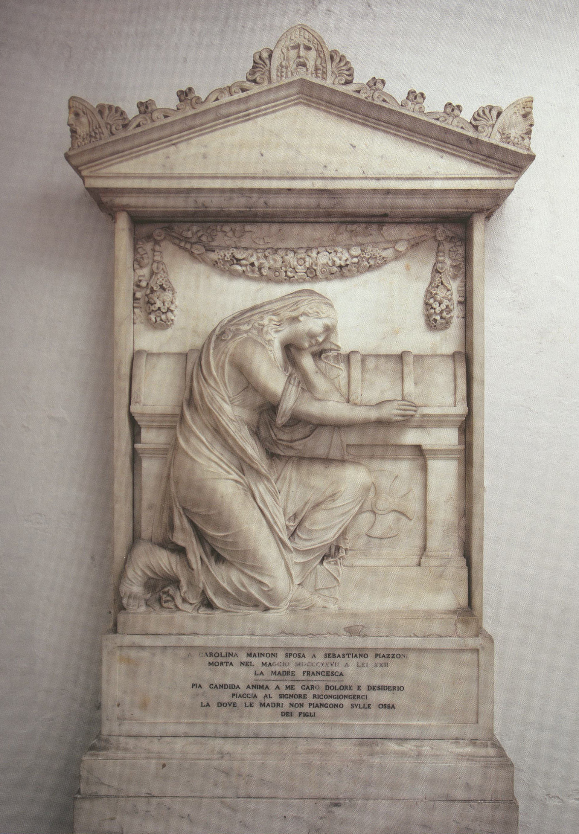 Monumento sepolcrale di Carolina Mainoni, Figura femminile inginocchiata piangente (scultura - altorilievo, opera isolata) - ambito bergamasco (secondo quarto sec. XIX)