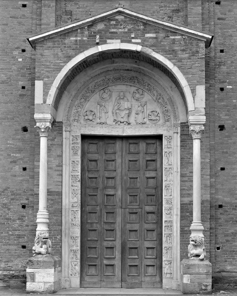 leoni stilofori, Cristo pantocratore, angeli e simboli dei Quattro Evangelisti, storia dell'abbazia, storie della vita di Cristo e della Madonna, motivi decorativi a tralcio abitato, motivi decorativi a volute e racemi (portale, complesso decorativo) di Wiligelmo (scuola) (seconda metà sec. XII, secc. XII/ XIII, sec. XV)