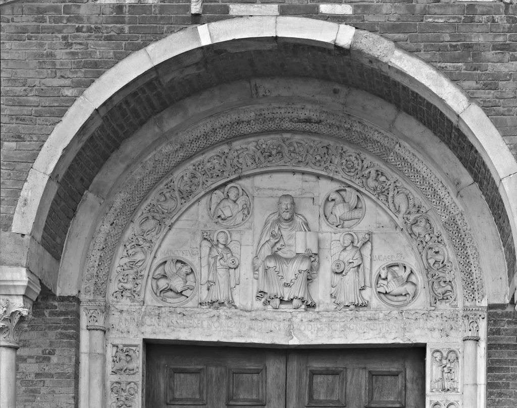 Cristo pantocratore, angeli, simboli dei Quattro Evangelisti (lunetta, elemento d'insieme) di Wiligelmo (e aiuti) (seconda metà sec. XII, sec. XV)