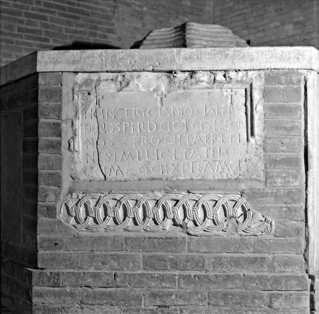 motivo decorativo a intreccio (rilievo, frammento) - manifattura Italia settentrionale (fine/ inizio secc. VIII/ IX)