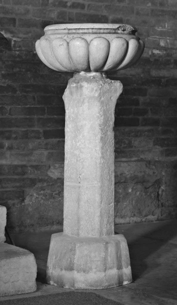 acquasantiera - a fusto - manifattura italiana (inizio sec. XVI)