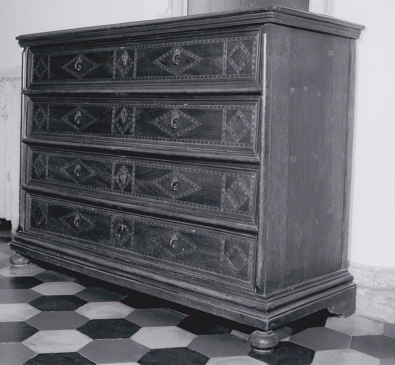 cassettone - bottega veneta (fine/ metà secc. XVII/ XVIII)