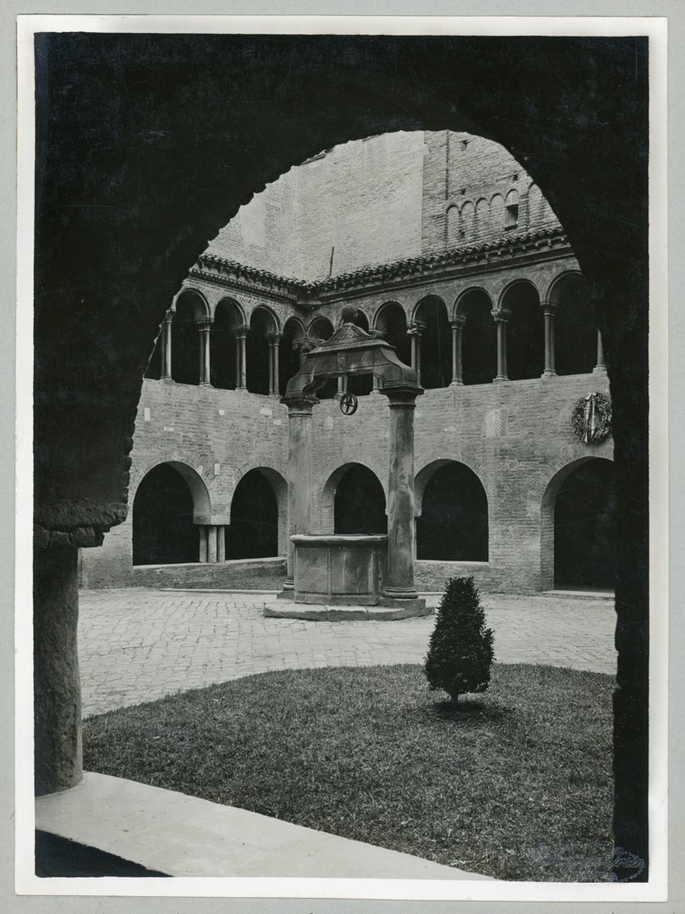 Italia - Emilia Romagna - Bologna - Complesso di Santo Stefano - Chiostro benedettino (positivo) di Bolognesi & Orsini (ditta) (XX)