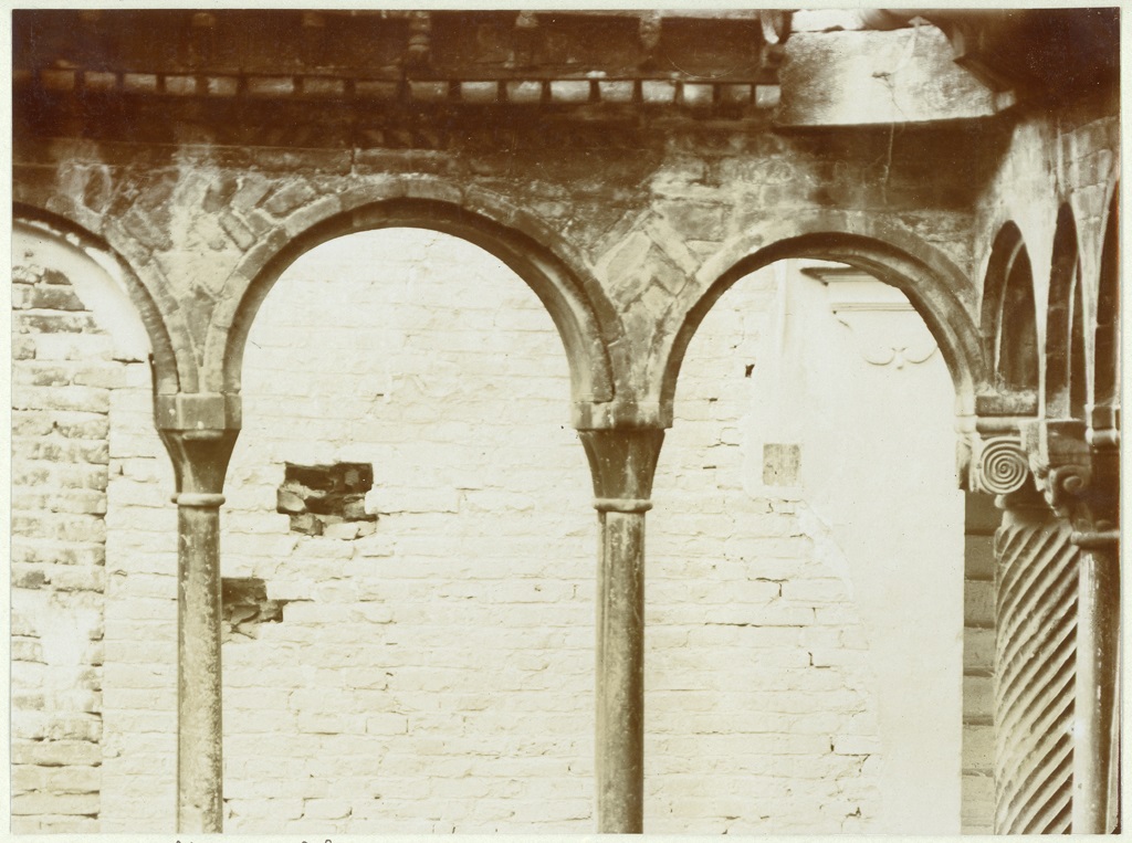 Italia - Emilia Romagna - Bologna - Complesso di Santo Stefano - Chiostro benedettino (positivo) di anonimo (XX)