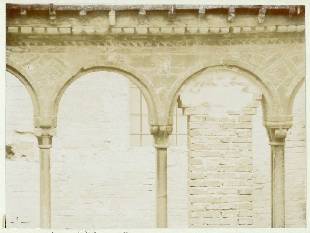 Italia - Emilia Romagna - Bologna - Complesso di Santo Stefano - Chiostro benedettino (positivo) di anonimo (XX)