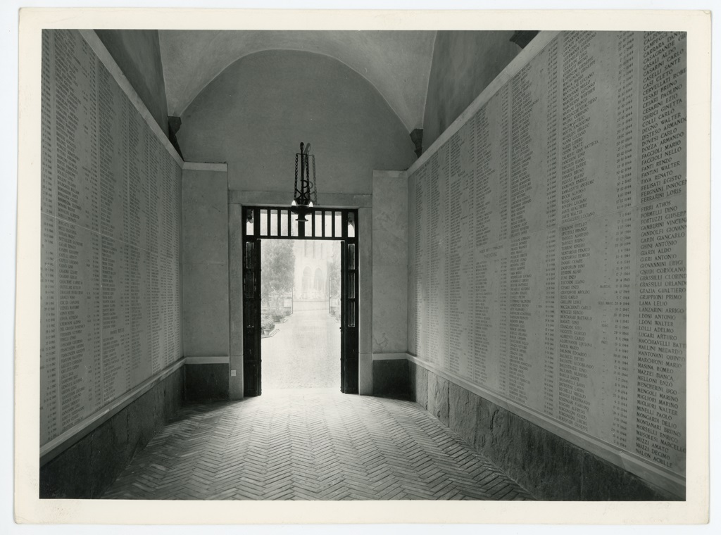 Italia - Emilia Romagna - Bologna - Complesso di Santo Stefano - Atrio di accesso al chiostro benedettino (positivo) di Fototecnica Bolognese (ditta) (XX)