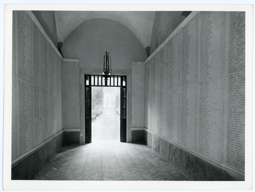 Italia - Emilia Romagna - Bologna - Complesso di Santo Stefano - Atrio di accesso al chiostro benedettino (positivo) di Fototecnica Bolognese (ditta) (XX)