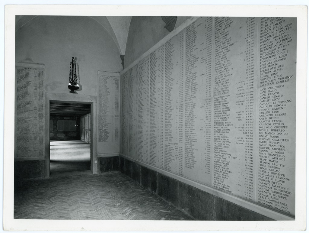 Italia - Emilia Romagna - Bologna - Complesso di Santo Stefano - Atrio di accesso al chiostro benedettino (positivo) di Fototecnica Bolognese (ditta) (XX)