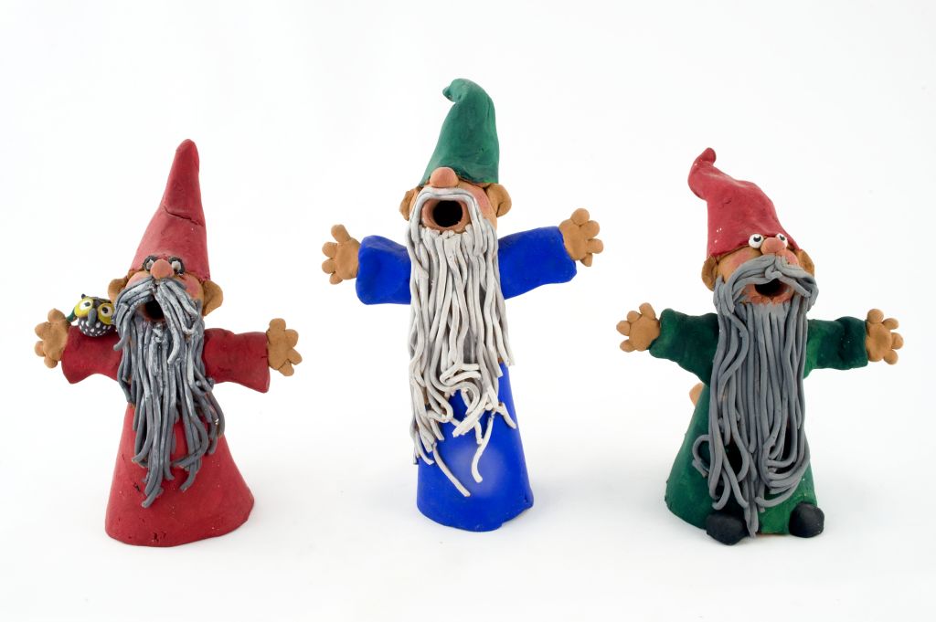 Coro di gnomi, tre gnomi in coro (fischietto, a fessura interna, strumenti musicali) di Altieri Trifone - laboratorio (2006)