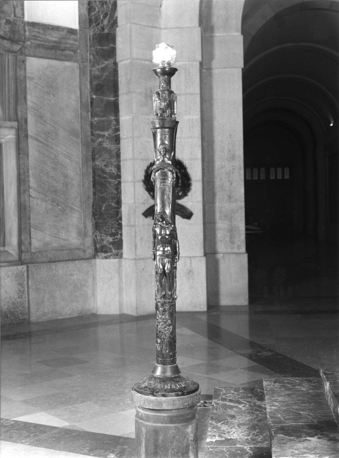 Cristo morto e un angelo con la palma del martirio, allegoria della Vittoria come aquila (lampada) - ambito veneto (sec. XX)