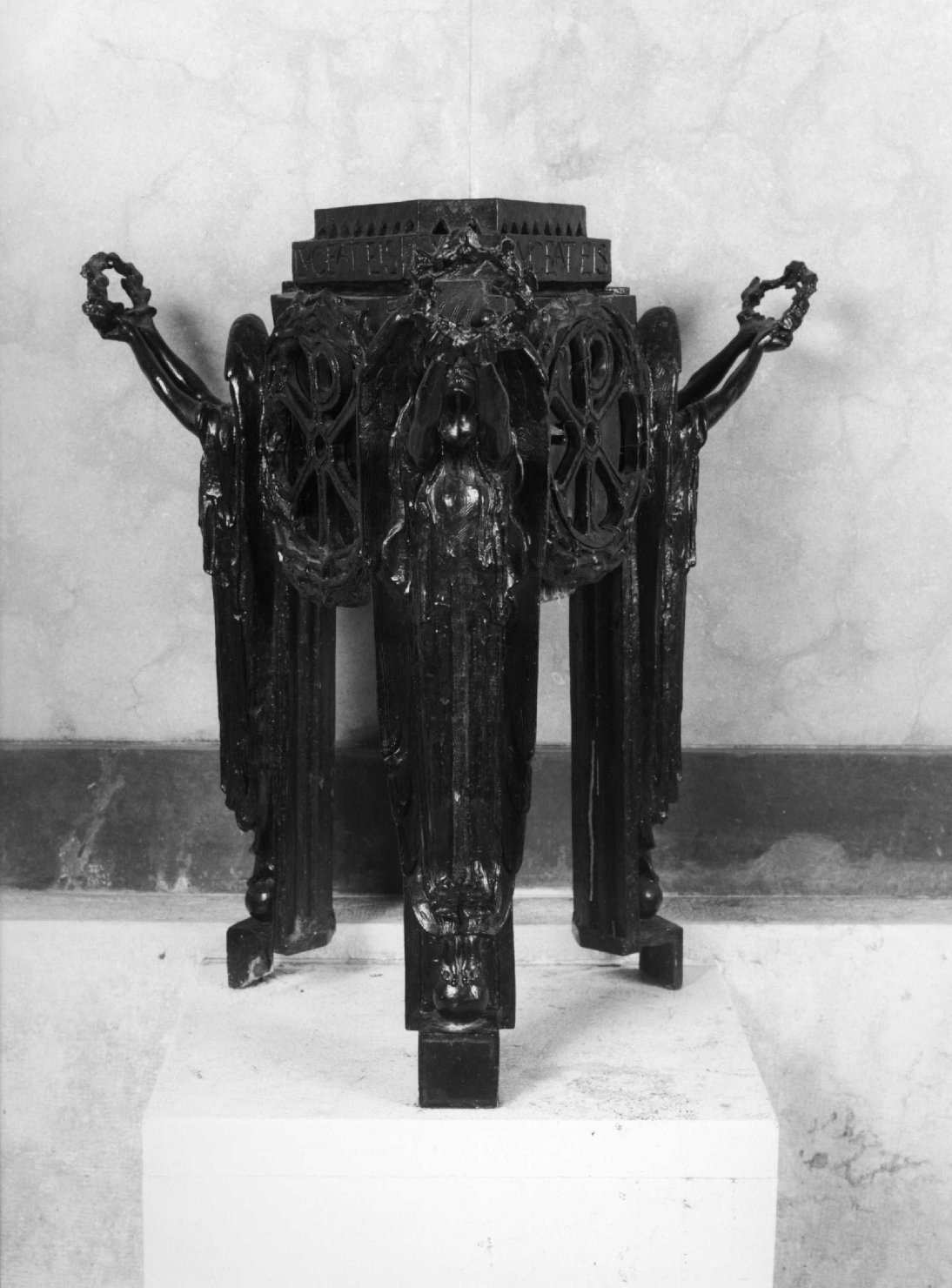 allegorie della Vittoria che innalzano la corona di alloro (lampada) - ambito veneto (sec. XX)