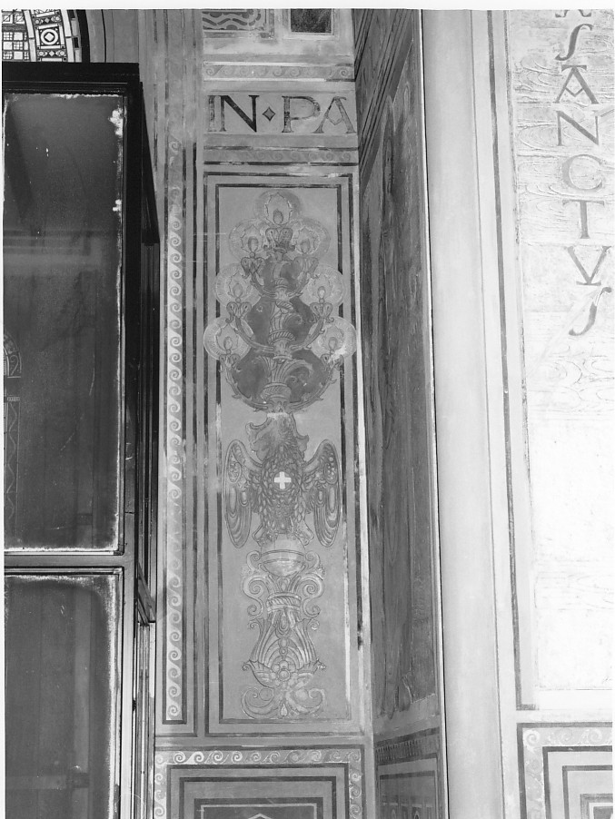 vaso, aquila araldica e candelabro a sette braccia (dipinto, complesso decorativo) di Chini Tito (sec. XX)