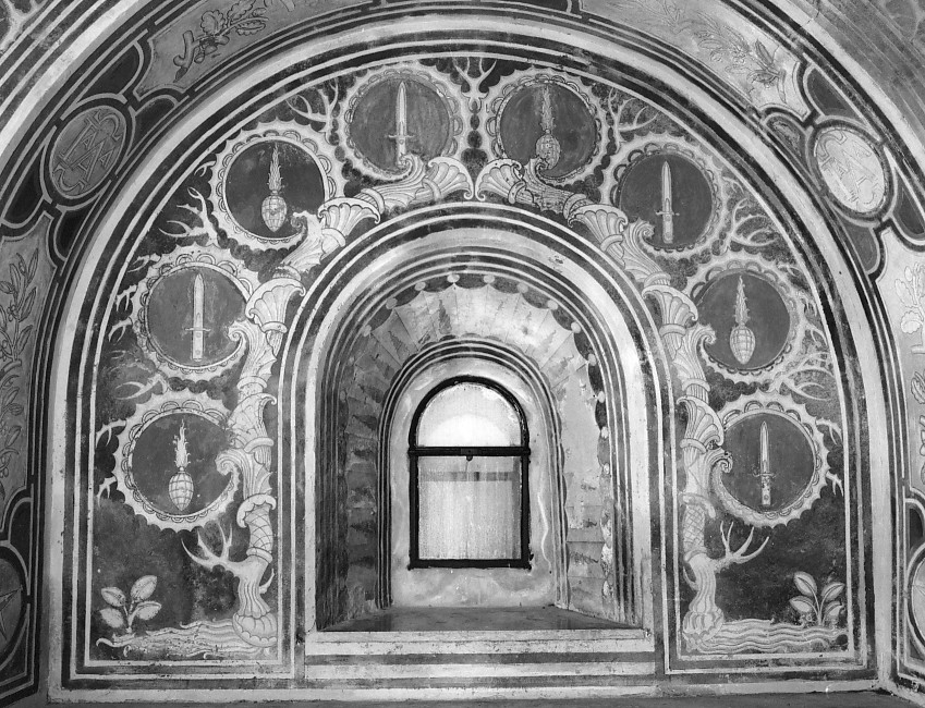 motivo decorativo vegetale con granate e pugnali (dipinto, complesso decorativo) di Chini Tito (sec. XX)