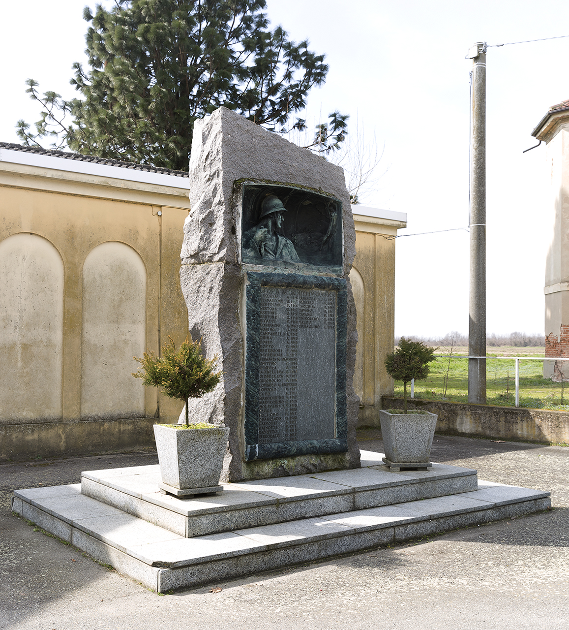 figura di soldato con allegoria della Vittoria (monumento ai caduti - a lapide) di Petternella G, Ditta Bellinelli & Gualtiero (primo quarto sec. XX)