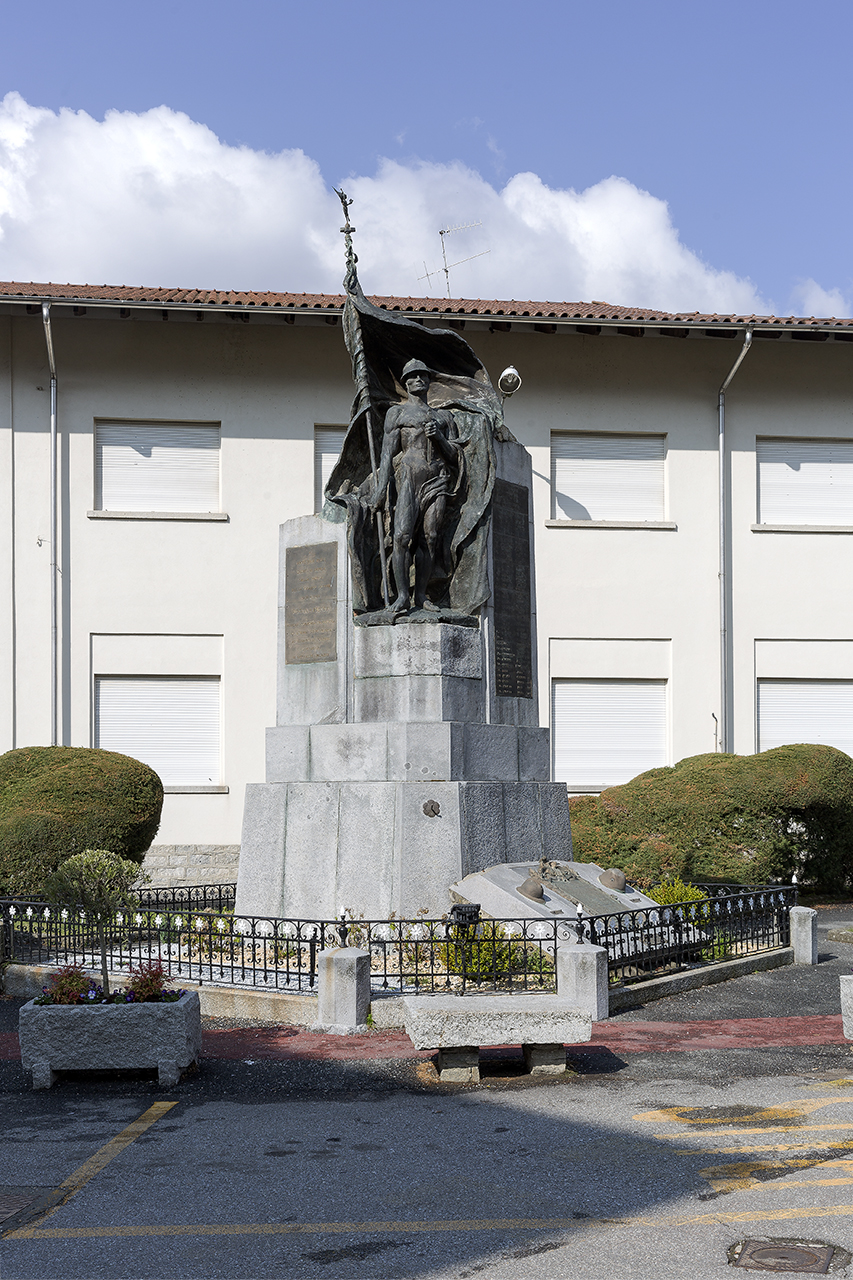 figura di soldato che porta la bandiera (monumento ai caduti - a cippo) di Crolla Luigi - ambito piemontese (primo quarto sec. XX)