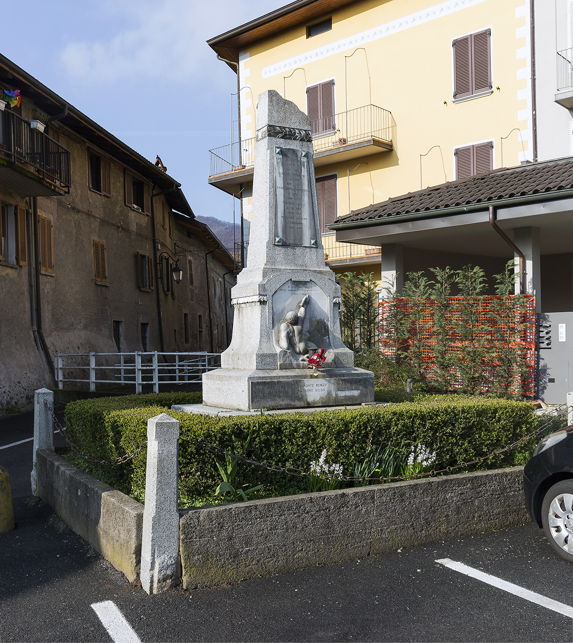 figura maschile nell'atto di scrivere (monumento ai caduti - ad obelisco) - ambito piemontese (prima metà sec. XX)