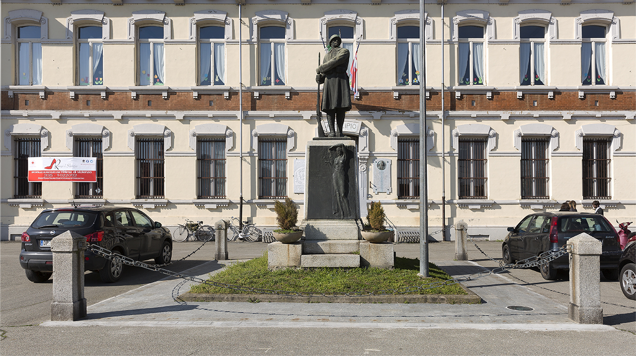 figura di soldato: fante (monumento ai caduti - a cippo) di De Stefanis Luigi (secondo quarto sec. XX)