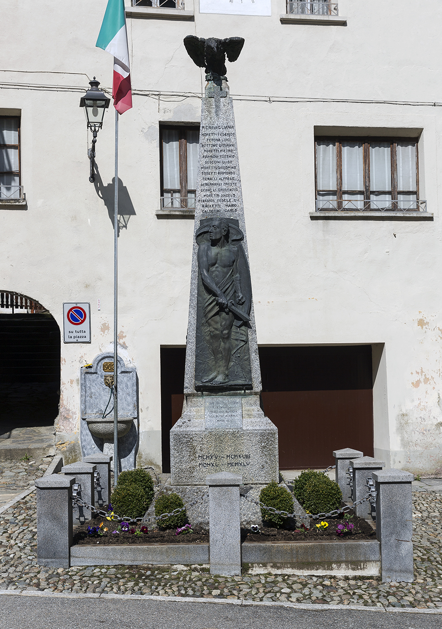 allegoria del soldato come eroe antico (monumento ai caduti - ad obelisco) di Bertolini Clemente, Fonderia Savini & Ripamonti (primo quarto sec. XX)